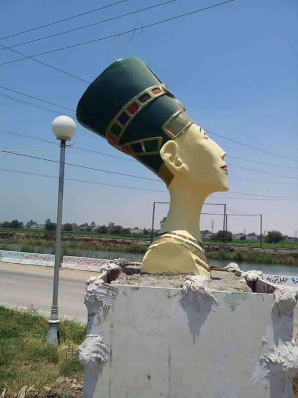 تمثال نفرتيتي المشوه (1)