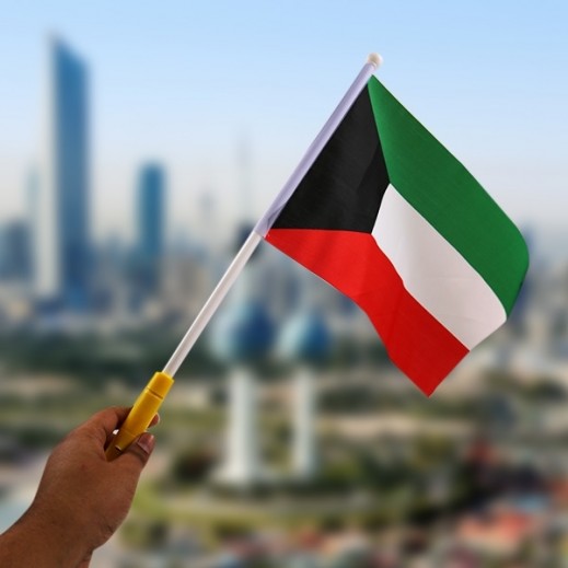 العلم الكويتي يرفرف